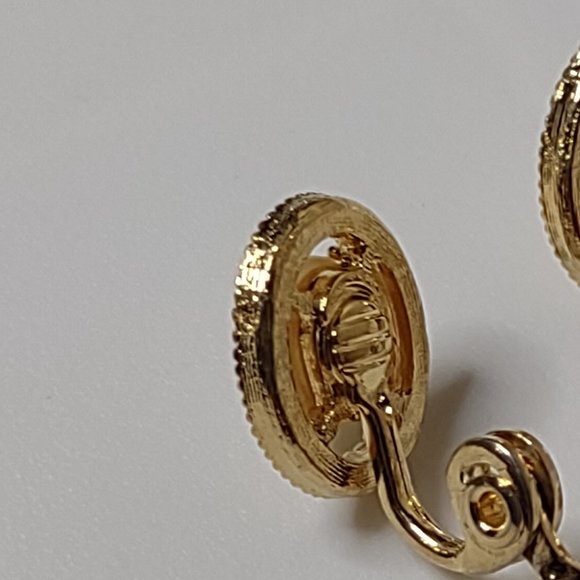 Cute Gold Tone Oval Shaped Monet Clip On Earrings - Picture 10 of 11